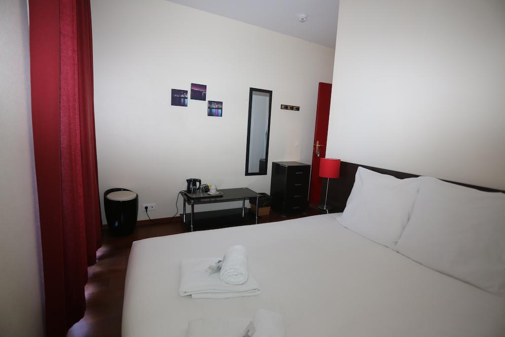 O'Sullivans Bar And Hotel มองเดอลิเยอลานาปูล ห้อง รูปภาพ